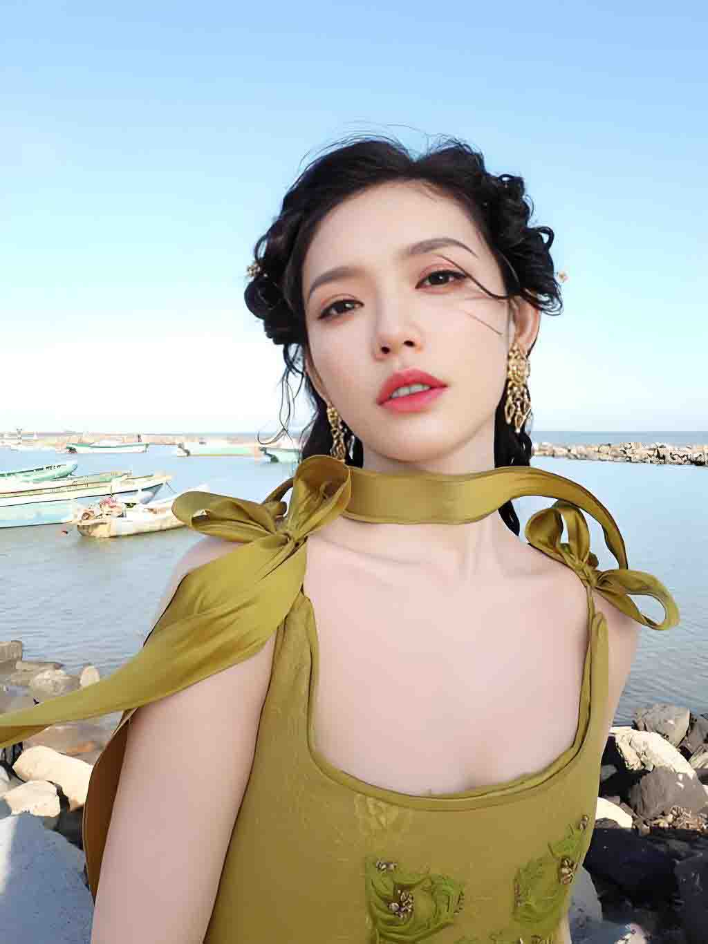 河南师范大学【梁雅倩】高颜值反差尤物，细腰长腿小穴粉嫩背着男友和土豪裸聊被男友发现后曝光。