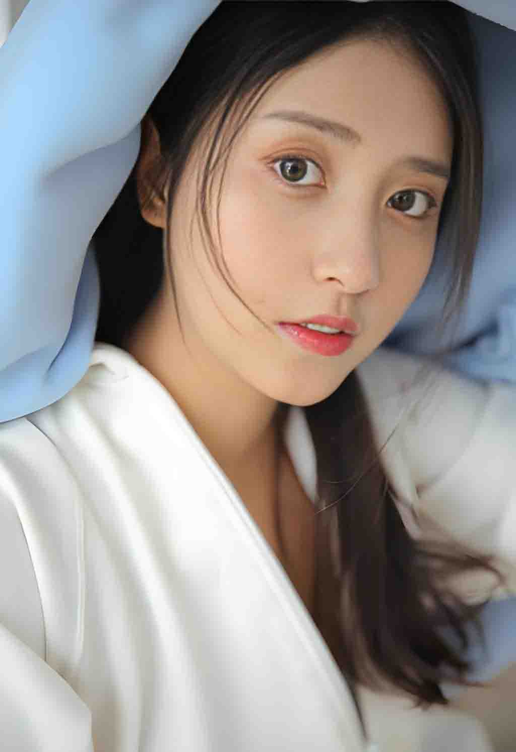 毕业实习小护士与男友裸聊自拍，脸穴同框尽显淫荡本性，粉红玩具抽插骚穴淫水狂流！